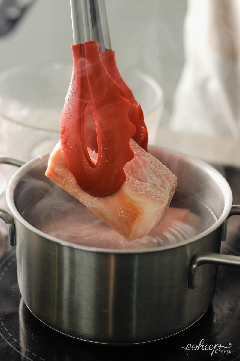 Thịt chín, vớt ra, để nguội.