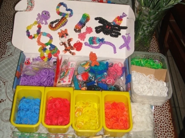 Một bộ Rainbow Loom