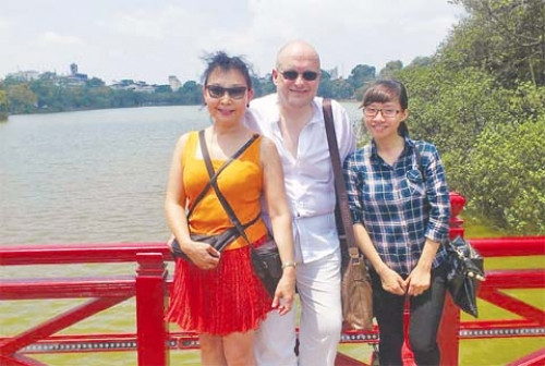 Thành viên Câu lạc bộ Hanoi Free Tour Guides cùng các vị khách quốc tế tham quan đền Ngọc Sơn.
