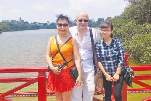 Thành viên Câu lạc bộ Hanoi Free Tour Guides cùng các vị khách quốc tế tham quan đền Ngọc Sơn.