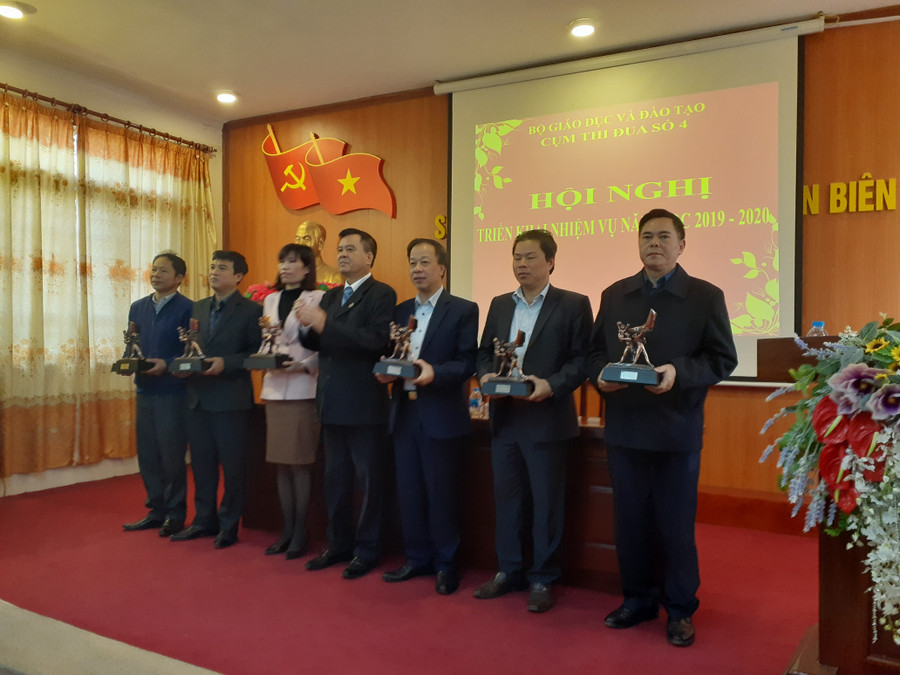 Ông Nguyễn Văn Kiên (đứng giữa), Giám đốc Sở GD&ĐT Điện Biên trao quà lưu niệm cho các đơn vị Ông Nguyễn Văn Kiên (đứng giữa), Giám đốc Sở GD&ĐT Điện Biên trao quà lưu niệm cho các đơn vị