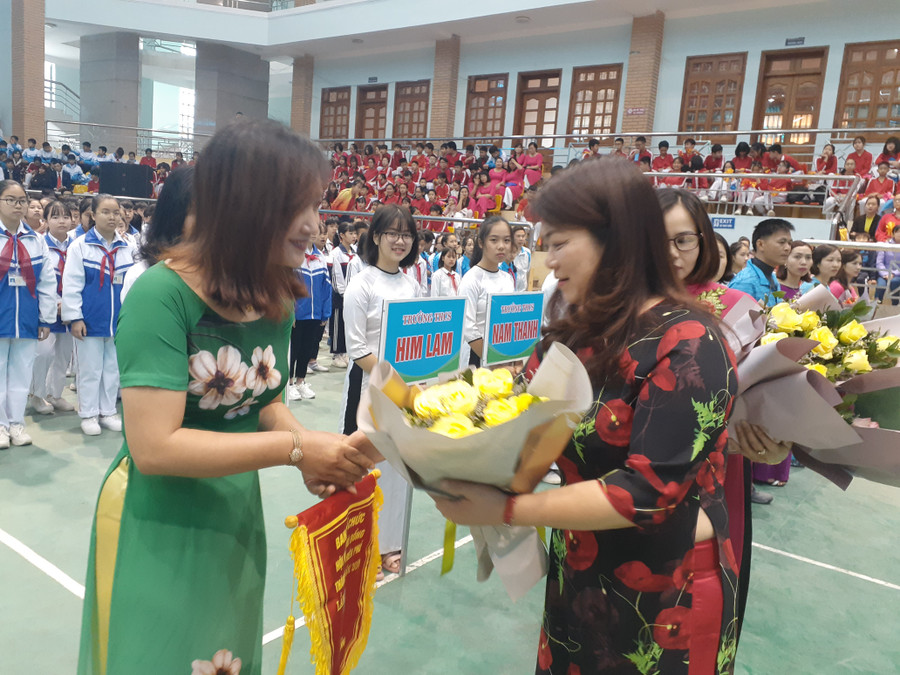 Bà Lê Thị Hồng (bên phải)- Trưởng phòng GD&ĐT Tp.Điện Biên Phủ tặng hoa các đơn vị tham gia Hội khỏe