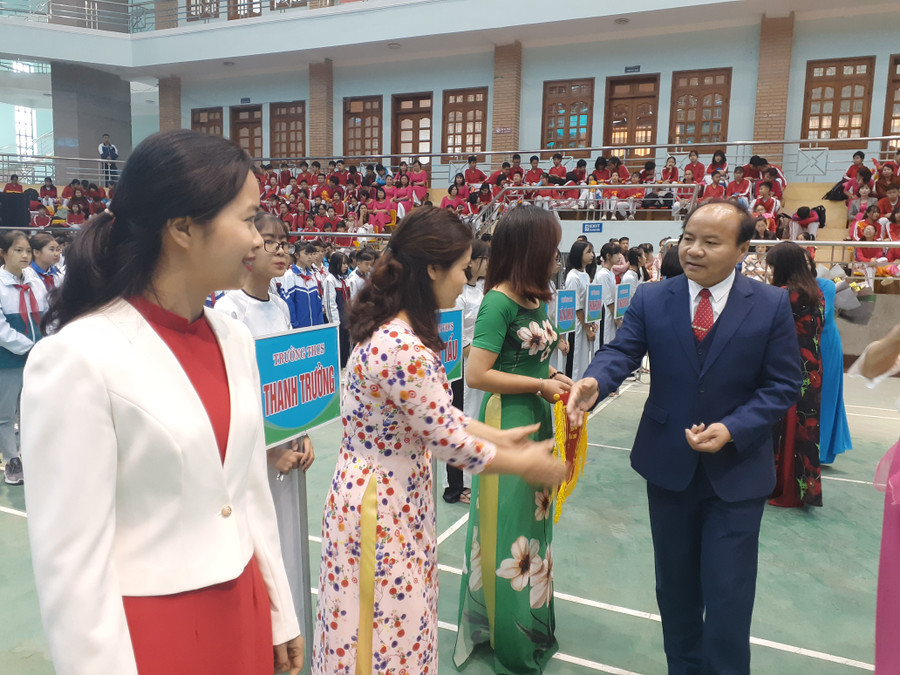 Ông Đào Hoài Nam - Phó Chủ tịch UBND Tp.Điện Biên Phủ, Trưởng Ban chỉ đạo Hội khỏe Phù đổng tặng cờ lưu niệm cho các đơn vị dự thi