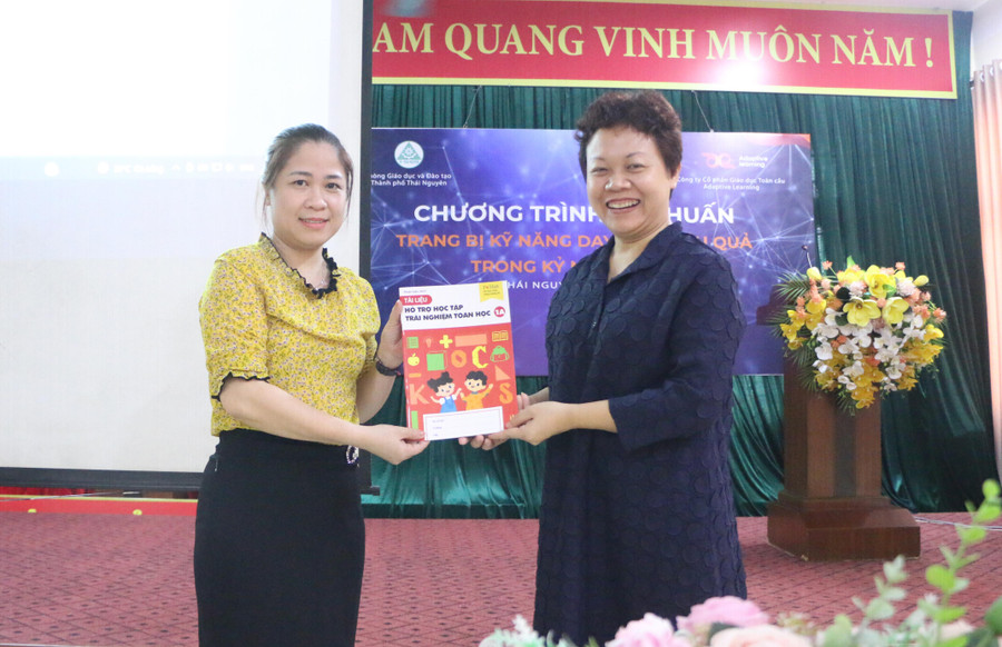 Học viên được đại diện Ban tổ chức tặng sách trong phần giao lưu.