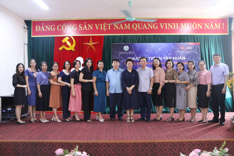 Đại diện ban tổ chức và một số cán bộ quản lý, giáo viên của TP Thái Nguyên chụp ảnh lưu niệm.