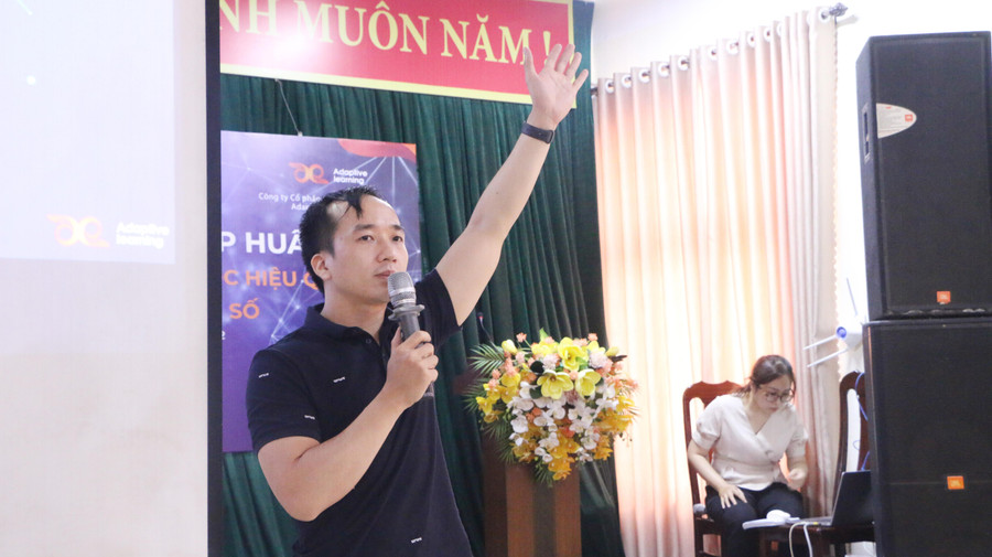 Thạc sĩ Vũ Anh Tuấn – Giám đốc đào tạo Công ty Cổ phần Giáo dục Toàn cầu Adaptive Learning (AEGlobal) chia sẻ một số kỹ năng quan trọng như tạo đề kiểm tra cho học sinh tại chương trình.