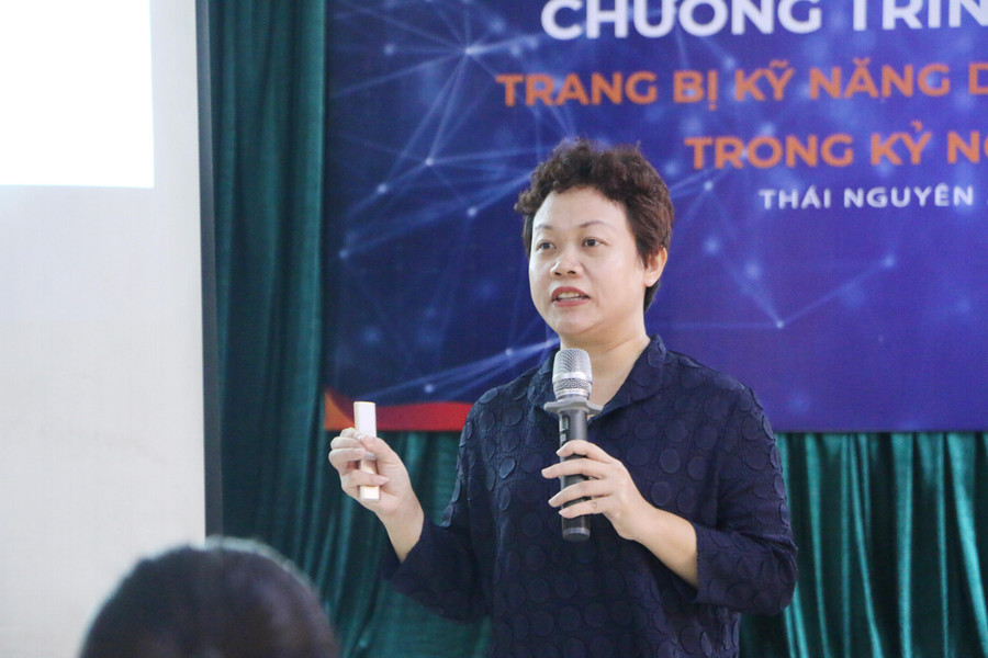 PGS.TS Chu Cẩm Thơ cảm thấy bất ngờ bởi tinh thần đổi mới ngay cả các giáo viên cao tuổi cũng không thua kém các thầy cô giáo trẻ.