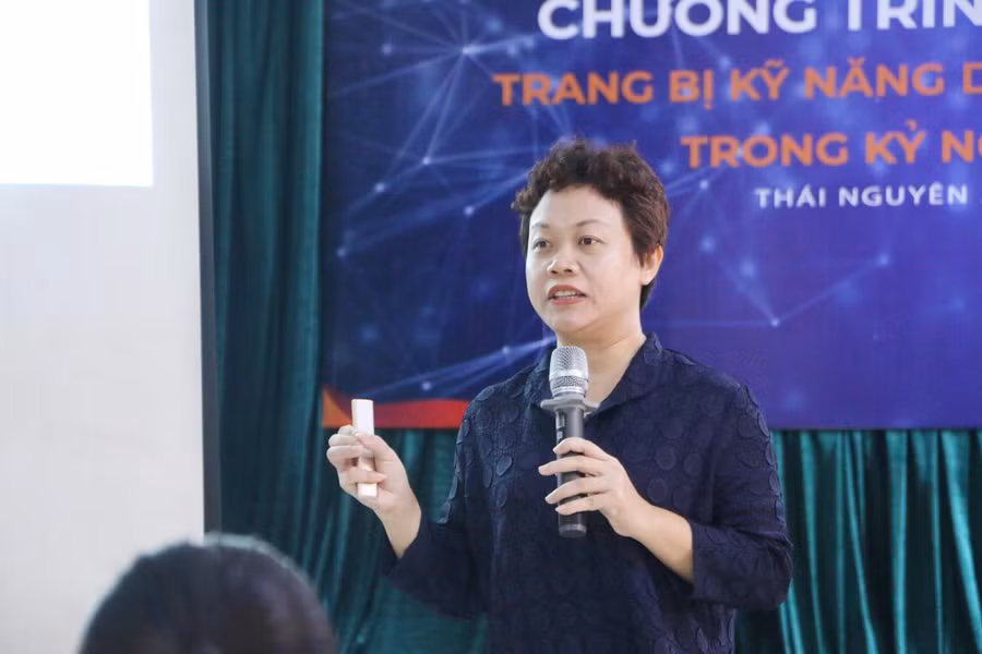 PGS.TS Chu Cẩm Thơ cảm thấy bất ngờ bởi tinh thần đổi mới ngay cả các giáo viên cao tuổi cũng không thua kém các thầy cô giáo trẻ.