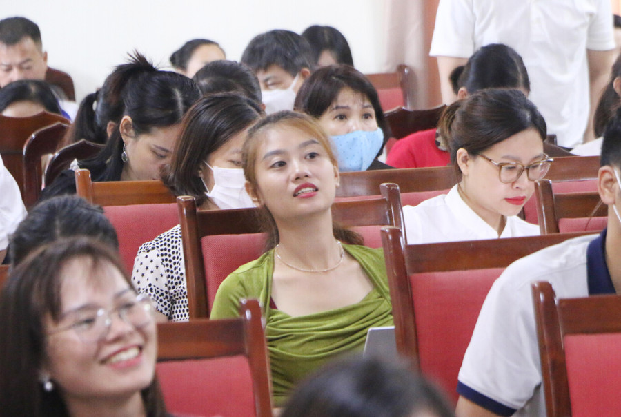 Các thầy cô rất tâm đắc với phần trình bày của diễn giả về tạo lập đề kiểm tra cho học sinh từ ngân hàng câu hỏi của hệ sinh thái giáo dục AEGlobal đưa ra.