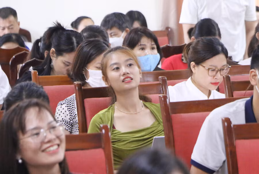 Các thầy cô rất tâm đắc với phần trình bày của diễn giả về tạo lập đề kiểm tra cho học sinh từ ngân hàng câu hỏi của hệ sinh thái giáo dục AEGlobal đưa ra.