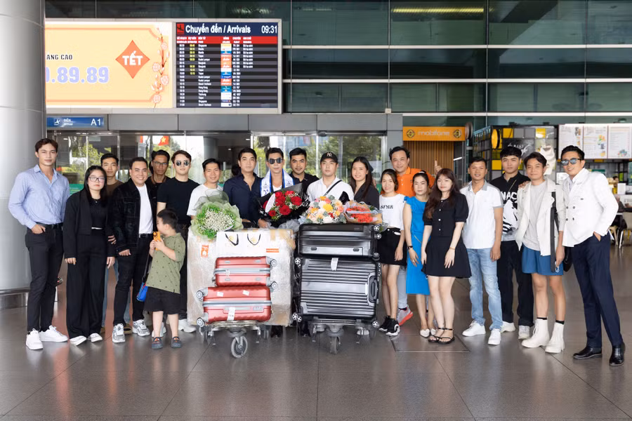 Rất đông người thân, bạn bè, fans hâm mộ chào đón Tân Á vương Du lịch thế giới trở về nước.