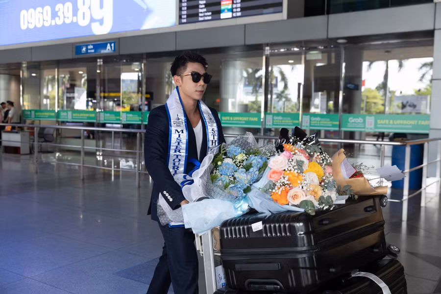 Phùng Phước Thịnh sinh năm 1996, nặng 72 kg, số đo ba vòng 105-77-102 cm.