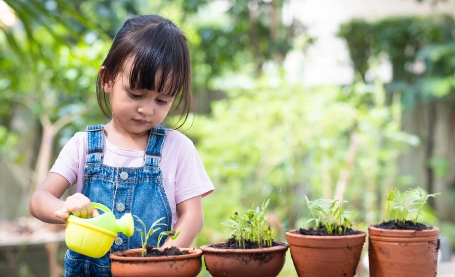 Trẻ em luôn có sự quan tâm đặc biệt mới thiên nhiên. (Ảnh: ITN).