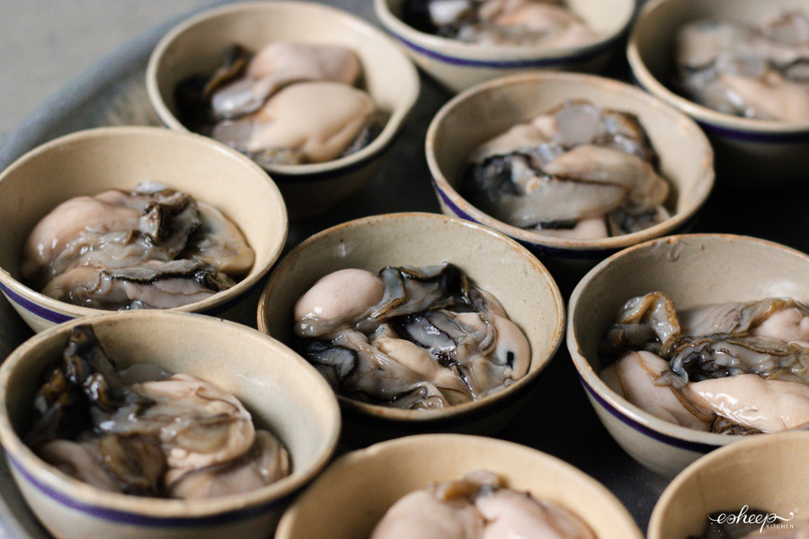 Hàu chỉ cần tráng sơ với nước lọc, xếp hàu vào từng chén gốm hoặc khuôn giấy bạc. Không cần tẩm ướp gì vì hàu mặn sẵn. Hàu chỉ cần tráng sơ với nước lọc, xếp hàu vào từng chén gốm hoặc khuôn giấy bạc. Không cần tẩm ướp gì vì hàu mặn sẵn.