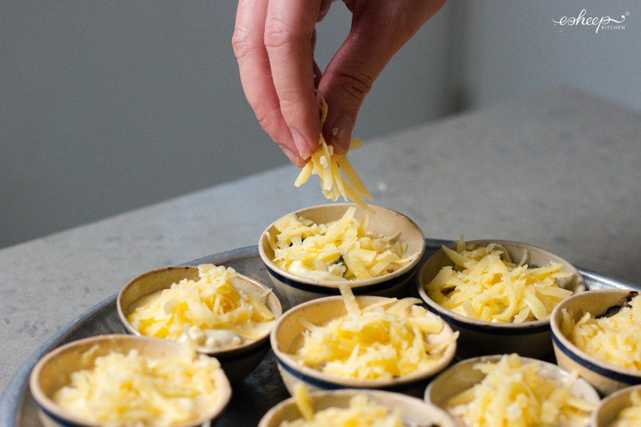 Rắc thêm phô mai bào sợi phủ hết mặt chén. Rắc thêm phô mai bào sợi phủ hết mặt chén.