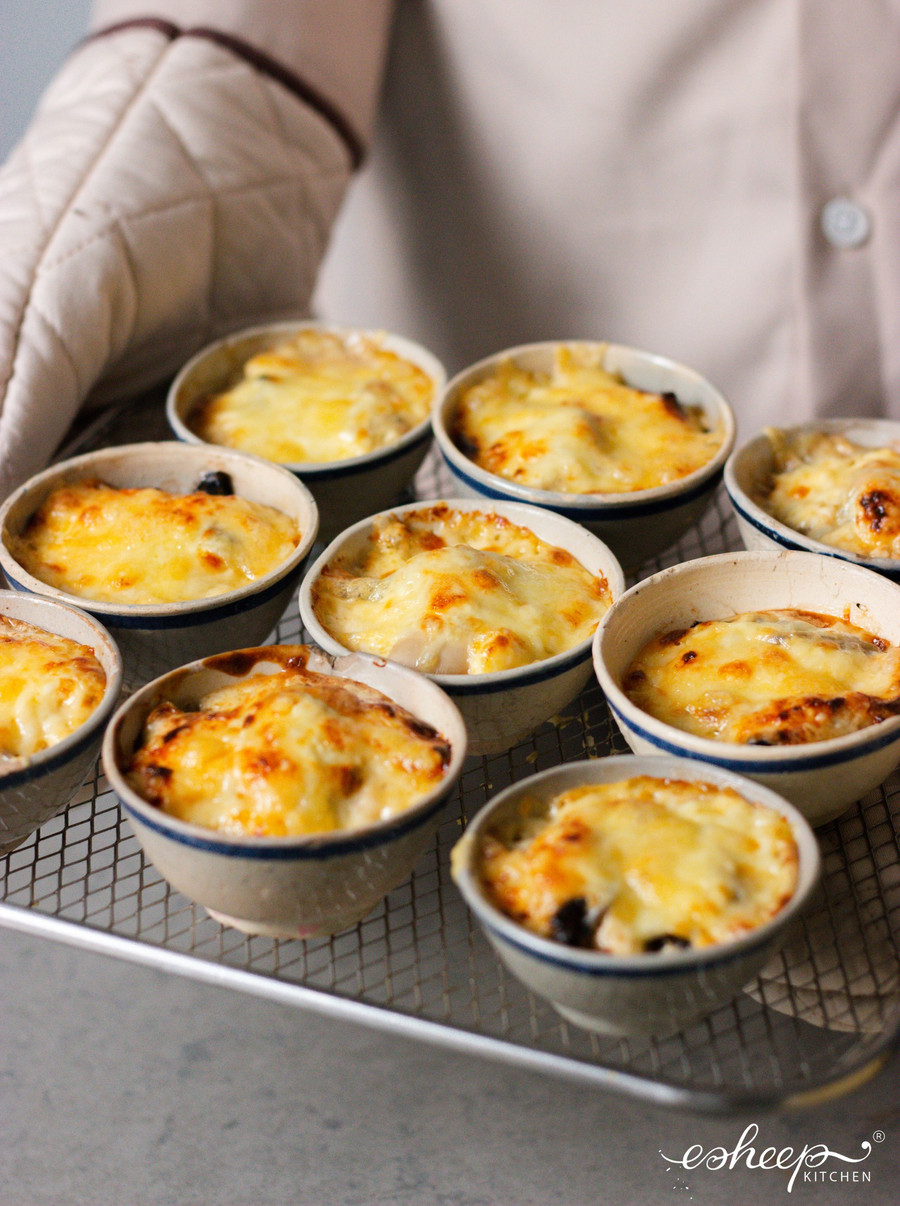 Hàu phủ phần xốt phô mai và cả phô mai bào nên vừa ngậy thơm, béo múp vì không bị mất nước, khô quắt khi nướng. Hàu phủ phần xốt phô mai và cả phô mai bào nên vừa ngậy thơm, béo múp vì không bị mất nước, khô quắt khi nướng.