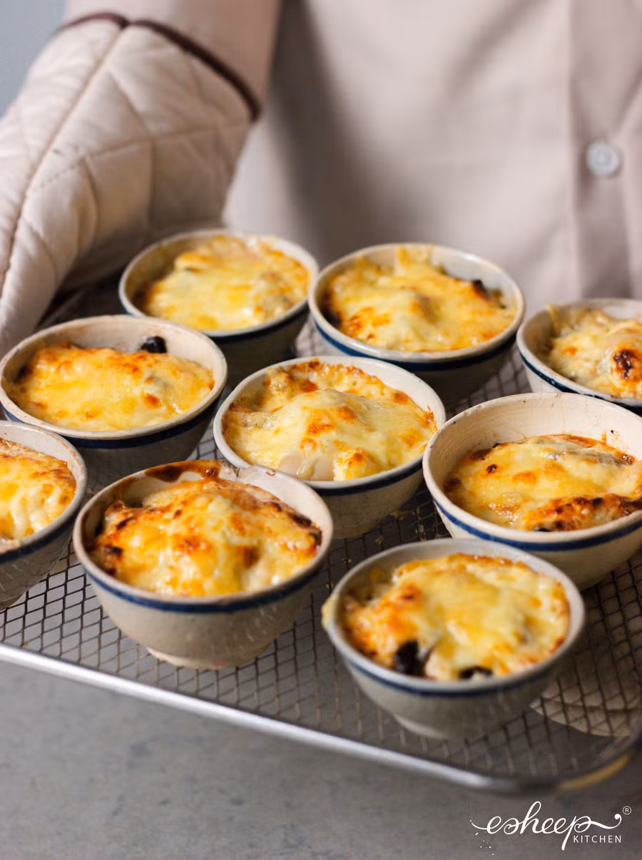 Hàu phủ phần xốt phô mai và cả phô mai bào nên vừa ngậy thơm, béo múp vì không bị mất nước, khô quắt khi nướng.