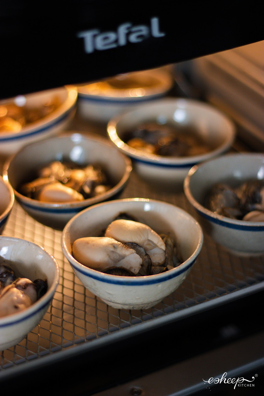 Nướng sơ hàu trong 5 phút ở 180 độ C cho hàu săn lại, giữ nước. Nếu chỉ nướng 1 lần nhiệt độ cao thì hàu sẽ rất dễ bị quắt. Nướng sơ hàu trong 5 phút ở 180 độ C cho hàu săn lại, giữ nước. Nếu chỉ nướng 1 lần nhiệt độ cao thì hàu sẽ rất dễ bị quắt.