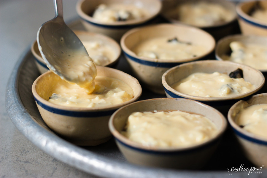 Sau khi nướng, rưới hết phần sốt phô mai lên hàu cho đều. Sau khi nướng, rưới hết phần sốt phô mai lên hàu cho đều.