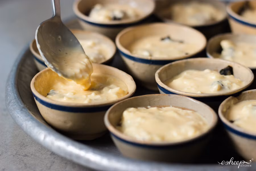 Sau khi nướng, rưới hết phần sốt phô mai lên hàu cho đều.