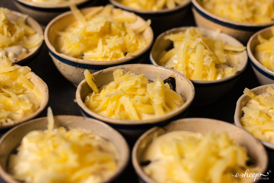 Những chén hàu vàng ươm hấp dẫn. Những chén hàu vàng ươm hấp dẫn.