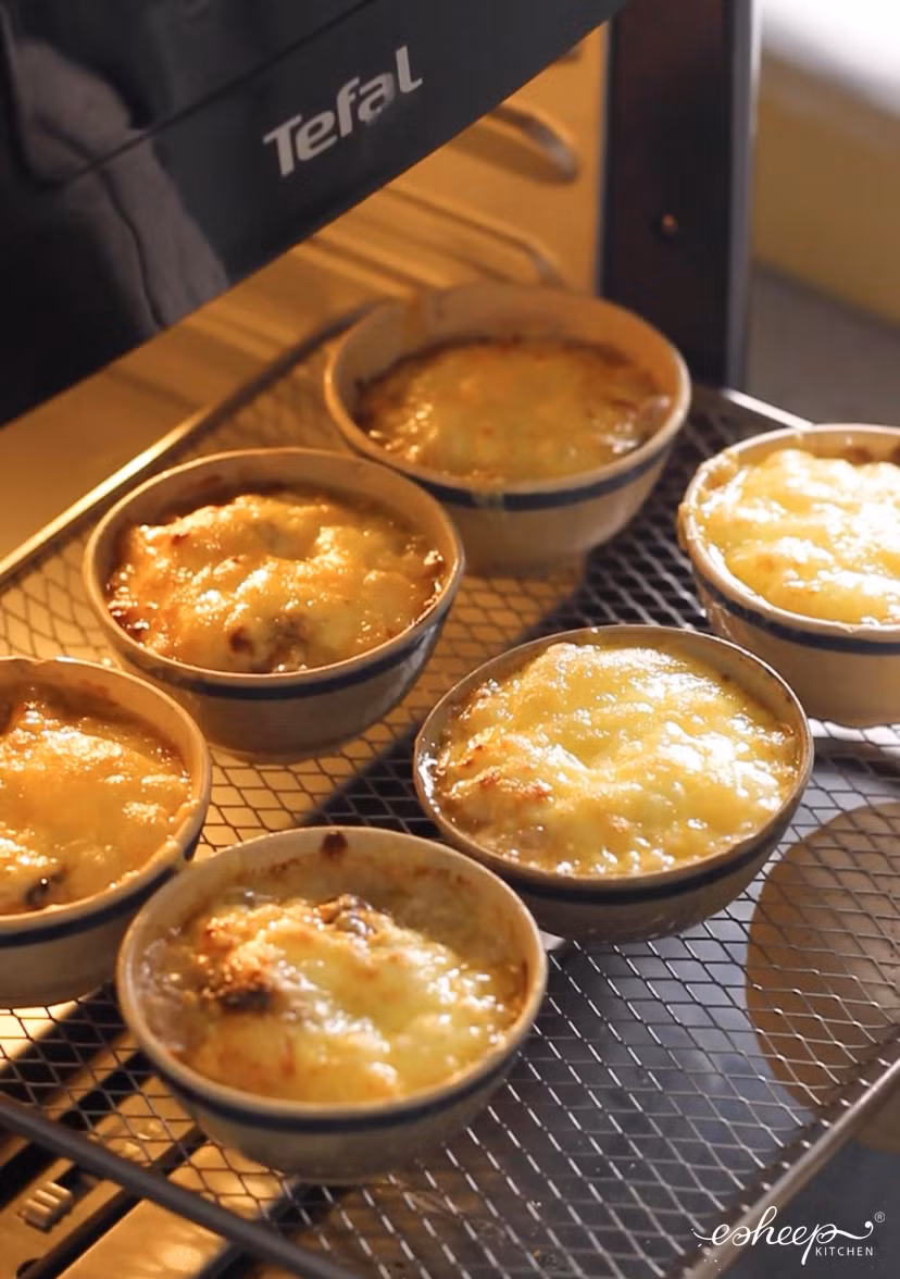 Đặt khay nướng lên tầng cao nhất của nồi, nhiệt tiếp xúc nhiều sẽ giúp phần phô mai bào cháy đều, thơm ngậy.