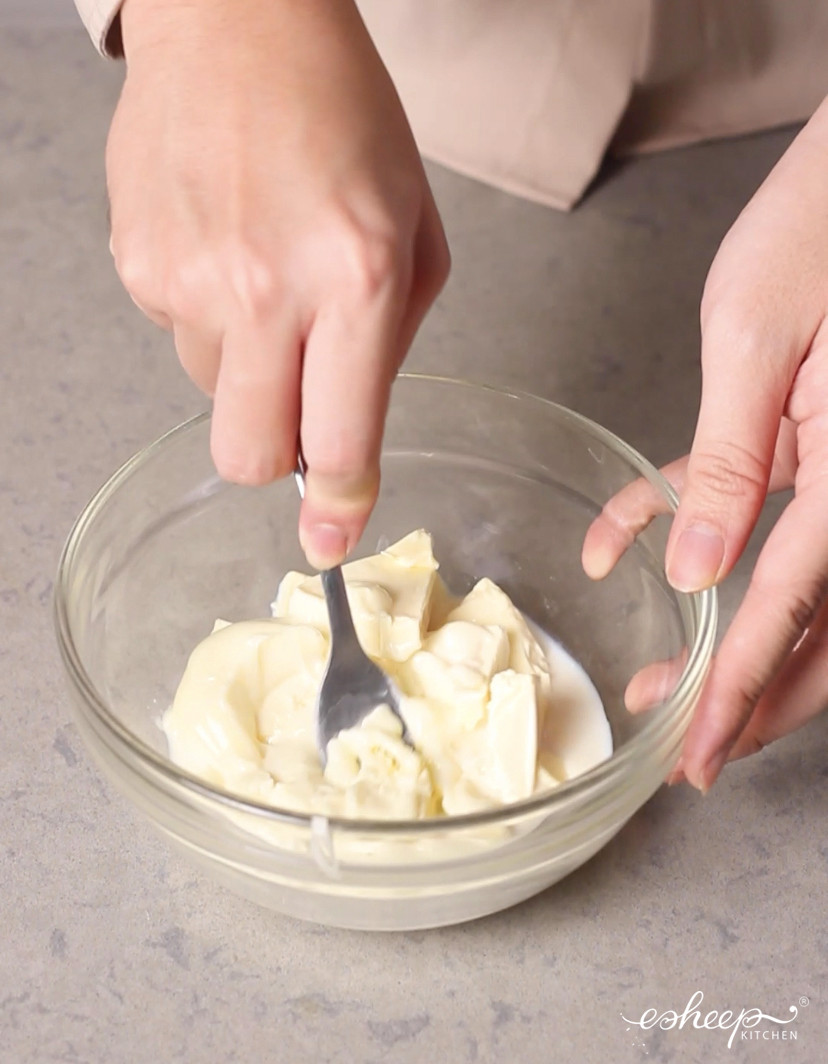 Trong lúc nướng hàu, bạn dầm phô mai Con bò cười, Mayonaise và sữa tươi thật mịn. Trời lạnh hay nồm quá thì bạn bỏ hỗn hợp này vào lò vi sóng khoảng 10-15 giây cho mềm. Trong lúc nướng hàu, bạn dầm phô mai Con bò cười, Mayonaise và sữa tươi thật mịn. Trời lạnh hay nồm quá thì bạn bỏ hỗn hợp này vào lò vi sóng khoảng 10-15 giây cho mềm.