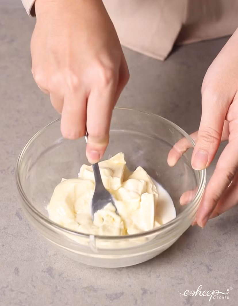 Trong lúc nướng hàu, bạn dầm phô mai Con bò cười, Mayonaise và sữa tươi thật mịn. Trời lạnh hay nồm quá thì bạn bỏ hỗn hợp này vào lò vi sóng khoảng 10-15 giây cho mềm.