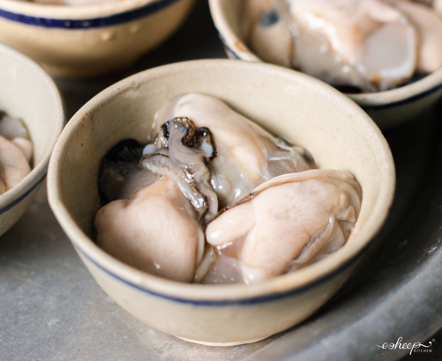 Có thể linh hoạt sử dụng hàu đóng túi hoặc hàu tươi nguyên vỏ đều ngon. Có thể linh hoạt sử dụng hàu đóng túi hoặc hàu tươi nguyên vỏ đều ngon.