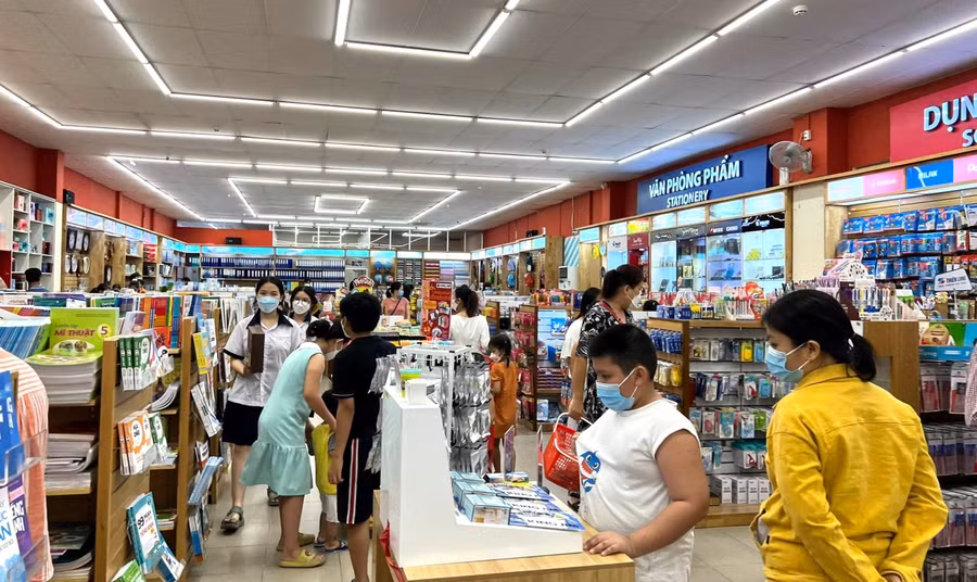 Phụ huynh mua đồ dùng học tập cho con trước ngày trở lại lớp học.