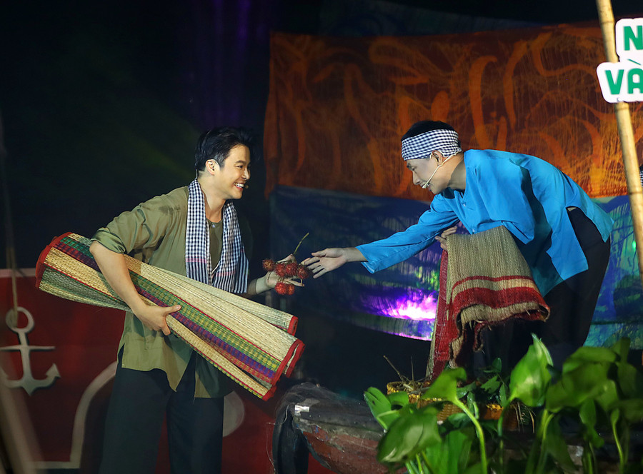 Tái hiện hình ảnh trong bài hát “Tình anh bán chiếu” của cố soạn giả NSND Viễn Châu. Tái hiện hình ảnh trong bài hát “Tình anh bán chiếu” của cố soạn giả NSND Viễn Châu.