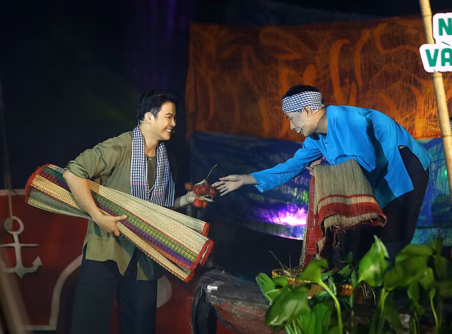 Tái hiện hình ảnh trong bài hát “Tình anh bán chiếu” của cố soạn giả NSND Viễn Châu.