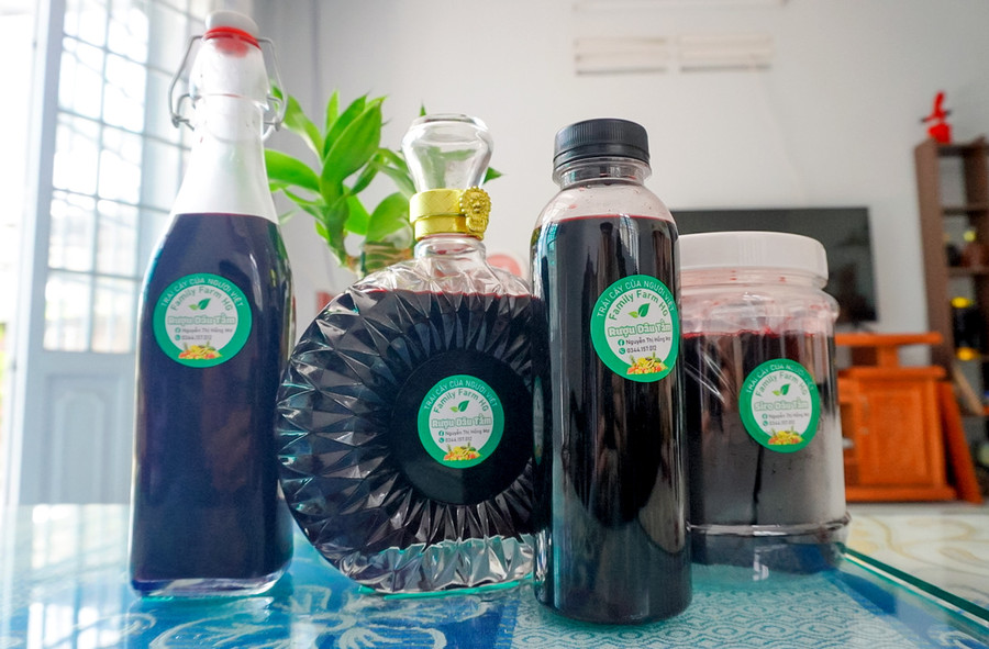 Trái dâu tằm còn được gia đình chị Mơ sáng tạo làm nước ép, rượu. Trái dâu tằm còn được gia đình chị Mơ sáng tạo làm nước ép, rượu.