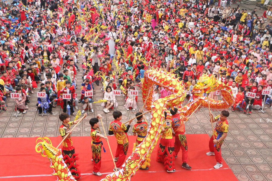 Một không khí rất rộn ràng tại ngày hội với các màu sắc mang sự tươi mới của mùa xuân.