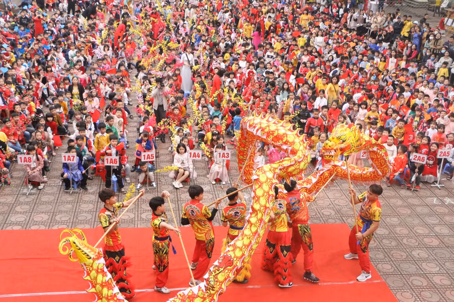 Một không khí rất rộn ràng tại ngày hội với các màu sắc mang sự tươi mới của mùa xuân.