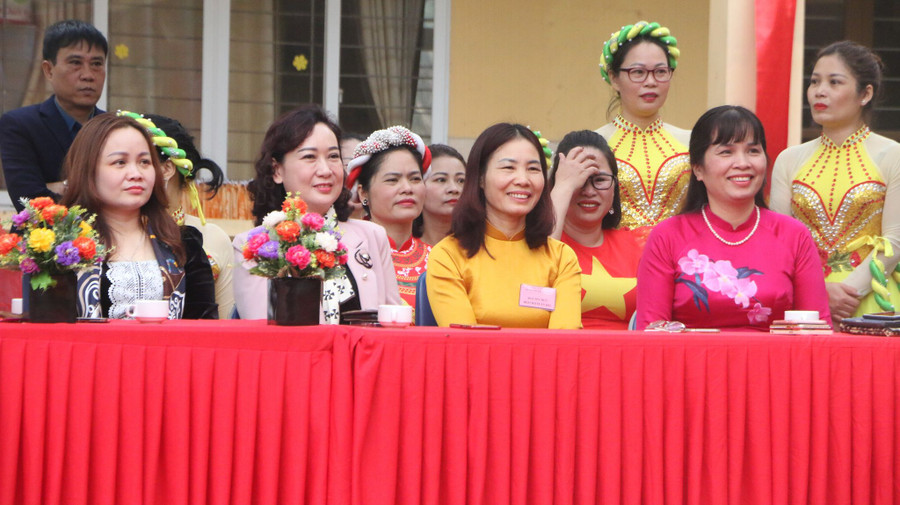 Các đại biểu tham dự chương trình Hội xuân 2023 tại Trường Tiểu học Yên Nghĩa.