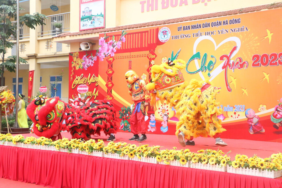 Màn múa Lân Sư Rồng luôn thu hút sự hưởng ứng nhiệt tình của các em nhỏ tại ngày hội.