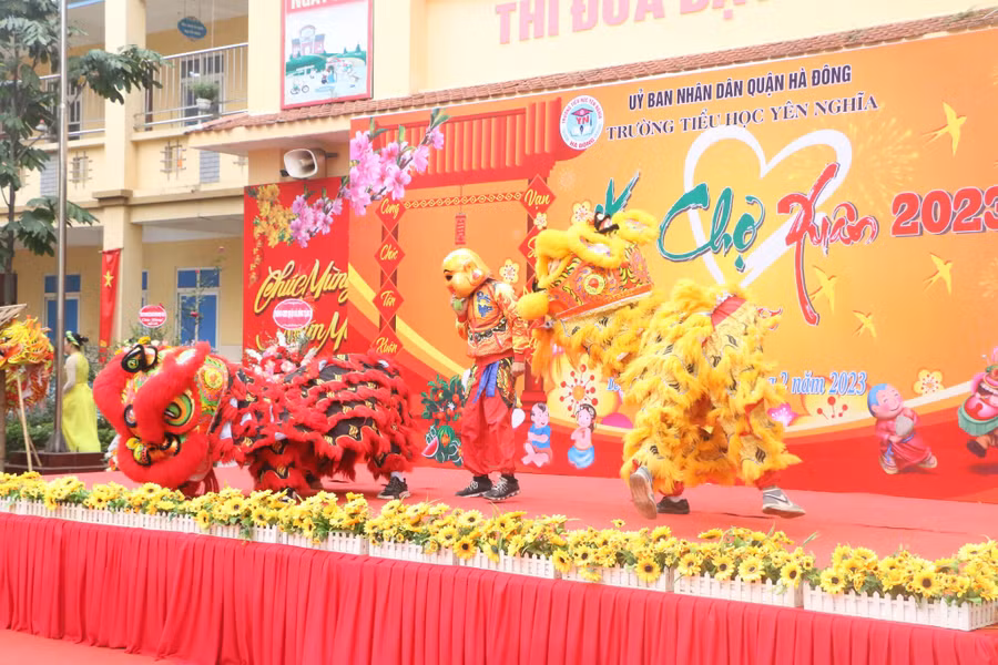 Màn múa Lân Sư Rồng luôn thu hút sự hưởng ứng nhiệt tình của các em nhỏ tại ngày hội.