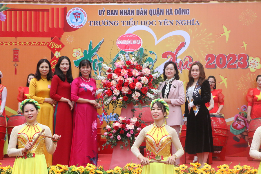 Lãnh đạo Phòng GD&amp;ĐT quận Hà Đông tặng hoa chúc mừng thầy trò Trường Tiểu học Yên Nghĩa tại ngày hội.