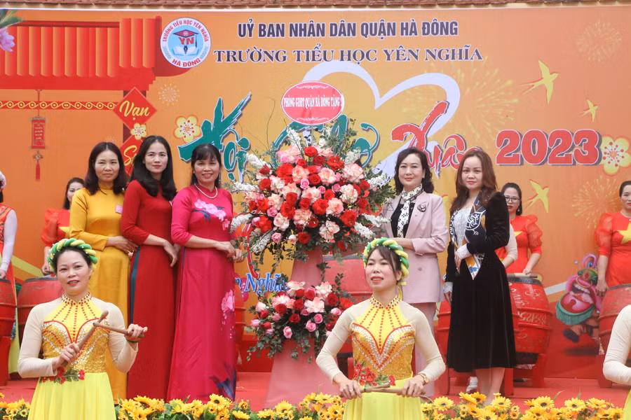 Lãnh đạo Phòng GD&amp;ĐT quận Hà Đông tặng hoa chúc mừng thầy trò Trường Tiểu học Yên Nghĩa tại ngày hội.