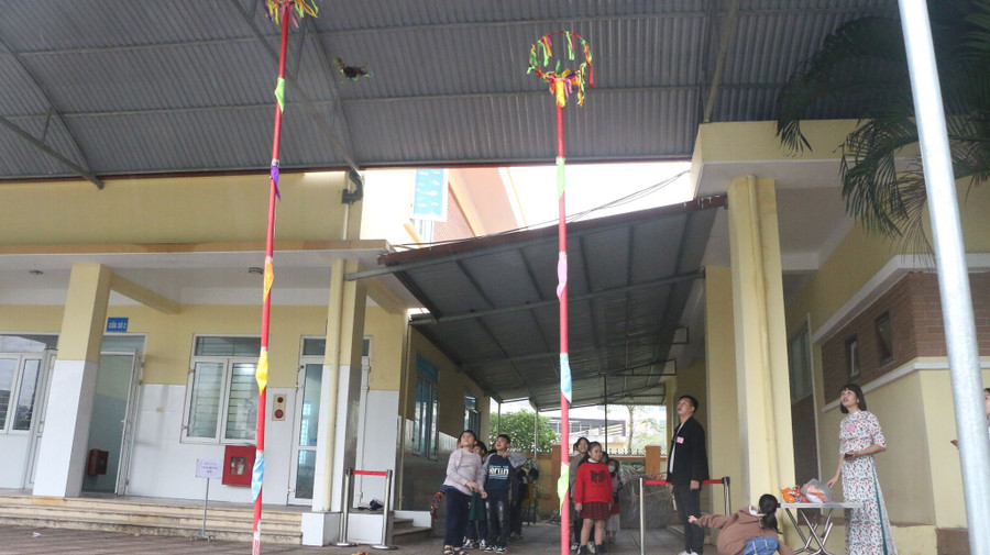 Ném còn là một trong các trò chơi dân gian được tái hiện tại ngày hội.