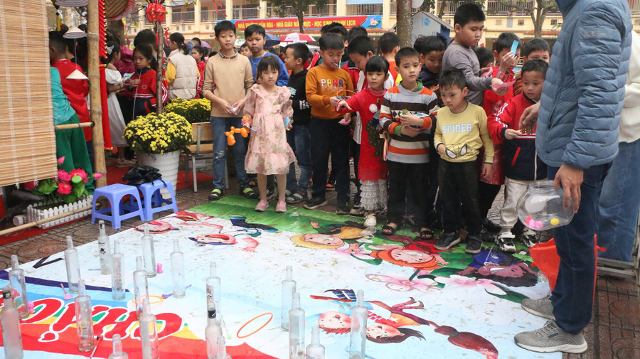 Trò chơi ném vòng vào chai đòi hỏi sự kiên nhẫn của người chơi.