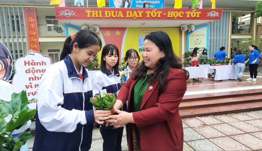 Cô Trần Lệ Khanh trao cây xanh cho các em học sinh ở các lớp. Cô Trần Lệ Khanh trao cây xanh cho các em học sinh ở các lớp.