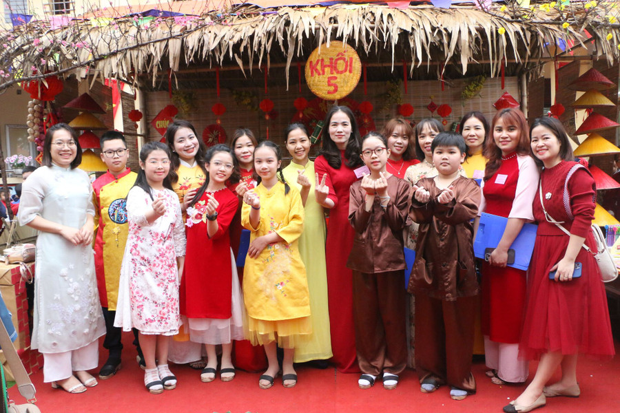 Cả cô và trò cùng nhau nỗ lực để chương trình được diễn ra thành công tốt đẹp.