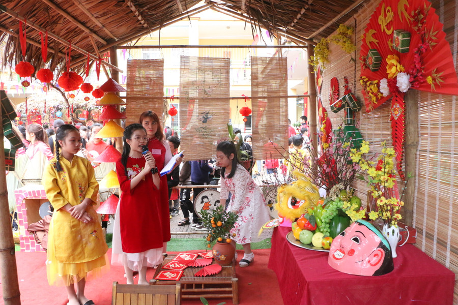 Sau phần văn nghệ là phần thuyết trình ở các gian hàng đại diện cho 5 khối lớp.