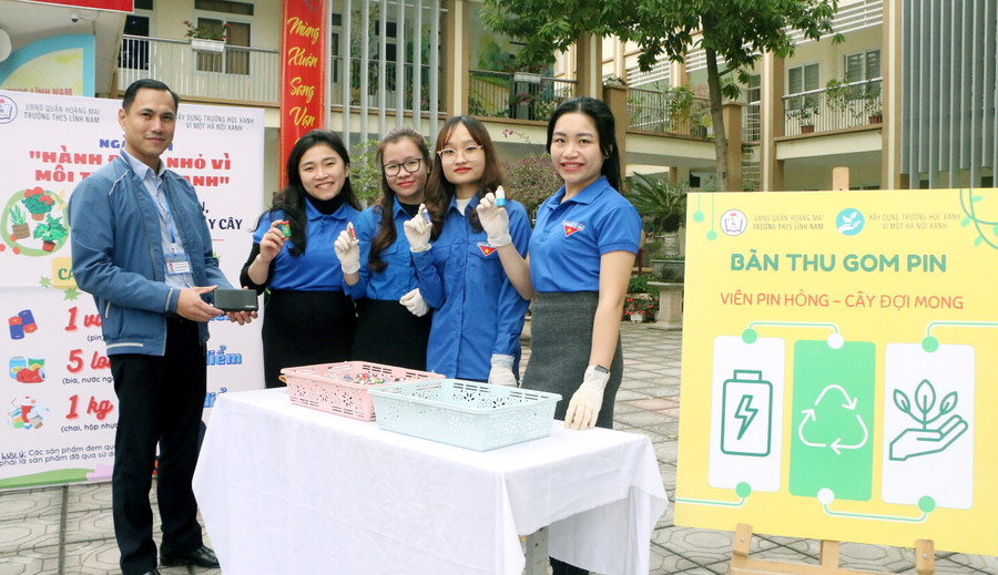 Mỗi một viên pin cũ sẽ được quy đổi thành 1 điểm để học sinh được đổi lấy cây xanh. Mỗi một viên pin cũ sẽ được quy đổi thành 1 điểm để học sinh được đổi lấy cây xanh.