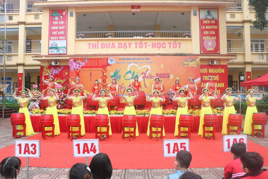 Màn biểu diễn trống hội trong thanh âm hào hùng của bài hát &quot;Dòng máu Lạc Hồng&quot;.