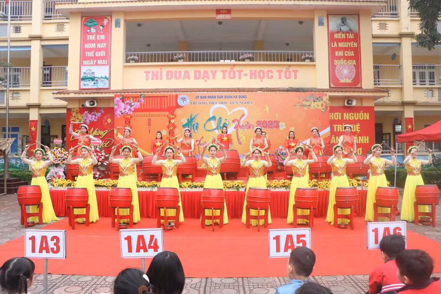 Màn biểu diễn trống hội trong thanh âm hào hùng của bài hát "Dòng máu Lạc Hồng".