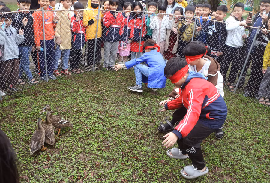 Trường học tái hiện trò chơi dân gian tại không gian hội chợ xuân