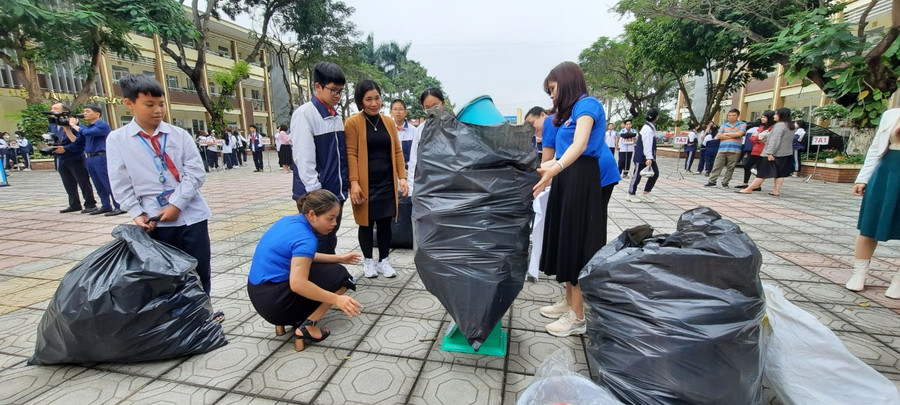 Thầy cô sẽ thống kê số lượng vỏ chai nhựa, vỏ lon mà học sinh mang tới trường. Thầy cô sẽ thống kê số lượng vỏ chai nhựa, vỏ lon mà học sinh mang tới trường.
